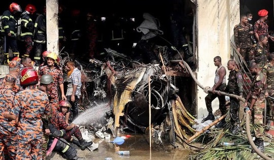 Rơi máy bay tại Bangladesh: Phi công đã cố chuyển hướng máy bay khi gặp sự cố