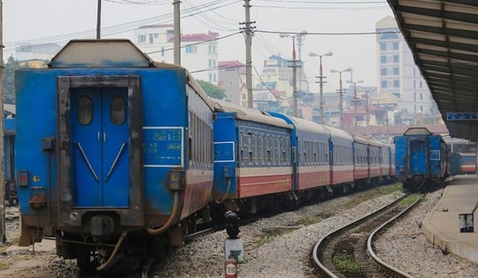 Dừng, giãn chạy tàu hỏa và di chuyển tàu thuyền an toàn để ứng phó bão số 3