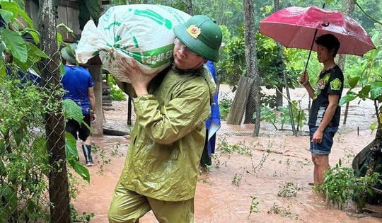 Công an, bộ đội căng mình giúp dân trong lũ