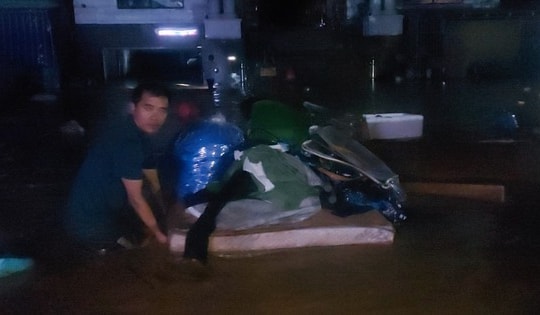 Mưa chưa ngớt, lũ cuồn cuộn dâng cao, hàng trăm hộ dân chạy lũ trong đêm ở Mường Xén