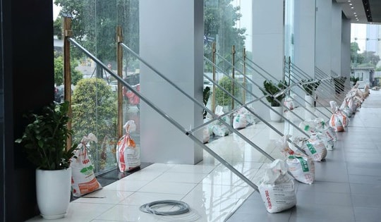 Người dân Thủ đô chằng chống nhà cửa sẵn sàng ứng phó bão Wipha