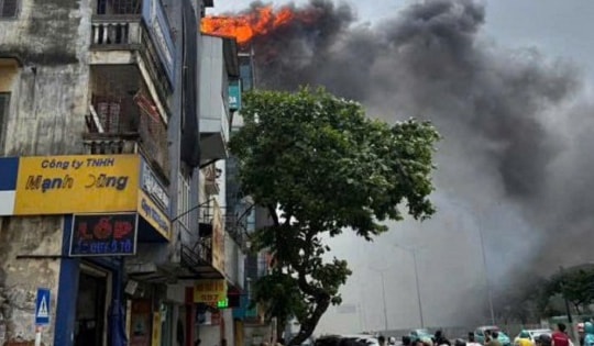 Hà Nội: Nhanh chóng dập tắt đám cháy trên đường Giải Phóng