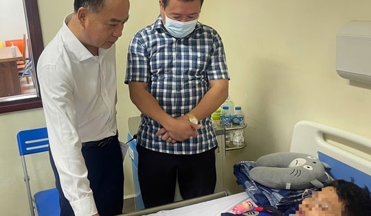 Quỹ Bảo trợ trẻ em Việt Nam thăm, động viên bé trai 10 tuổi gặp nạn trong vụ lật tàu ở Quảng Ninh