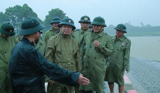 Phó Thủ tướng: Trọng tâm ứng phó lúc này là mưa lớn, cần rà soát kỹ lưỡng vùng nguy cơ sạt lở, lũ ống, lũ quét