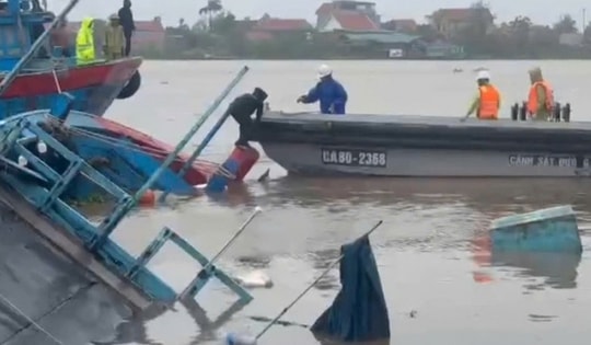 Cứu tàu cá chở 9 người lật chìm trên sông Chanh