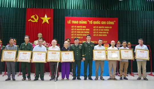 Trao Bằng Tổ quốc ghi công cho thân nhân 9 liệt sĩ ở Quảng Trị