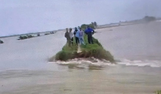 Vỡ đê bối hữu sông Thái Bình, 27 hộ dân phải sơ tán khẩn cấp