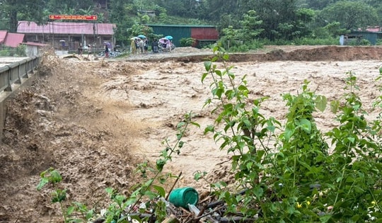 Lũ quét cô lập hàng trăm hộ dân, nhiều tuyến đường bị chia cắt