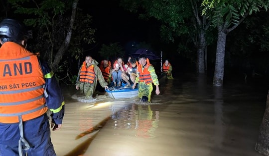 Mưa lũ kỷ lục nhấn chìm miền Tây Nghệ An, hàng trăm hộ dân chạy đua với lũ dữ