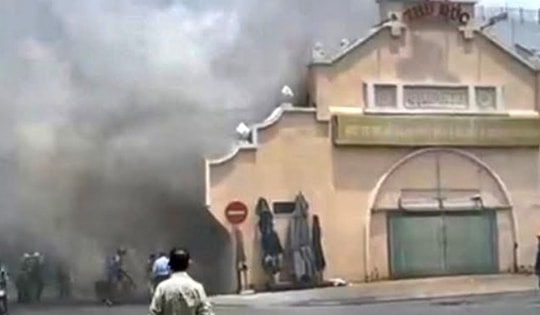 TPHCM: Cháy chợ Thủ Đức nghi do chập điện