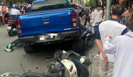 Hà Nội: Ô tô tông liên hoàn nhiều xe máy tại phố Khâm Thiên