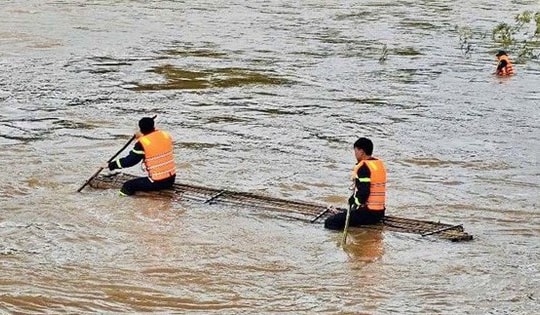 Cháu bé 12 tuổi ở Quảng Ninh bị lũ cuốn mất tích