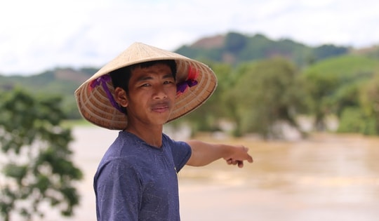 Người dân rưng rưng kể lại khoảnh khắc lũ ập đến: 'Nhà trôi hết rồi, mất hết rồi…'