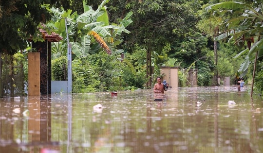 Lũ lớn nhấn chìm xã Con Cuông, hàng trăm hộ dân 'trắng tay'