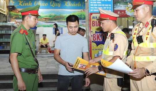 CSGT nhắc nhở dân nhậu tận bàn, kiểm soát vi phạm cồn ngay gần quán bia