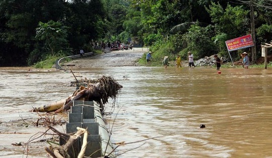 Bộ Nông nghiệp và Môi trường chỉ đạo ứng phó với lũ trên sông Cả và đảm bảo an toàn đê hữu Cầu
