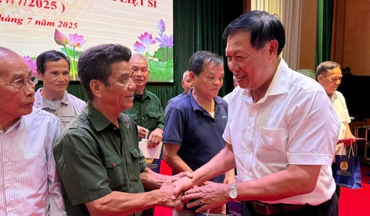 Bộ Y tế và Công đoàn Y tế Việt Nam tri ân, trao tặng 953 suất quà đến các gia đình người có công ở Hưng Yên