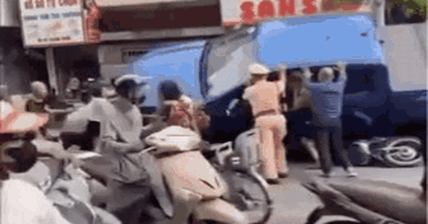 Vụ đâm xe liên hoàn tại phố Khâm Thiên, Hà Nội: Video 'nhấc' ô tô cứu nạn nhân