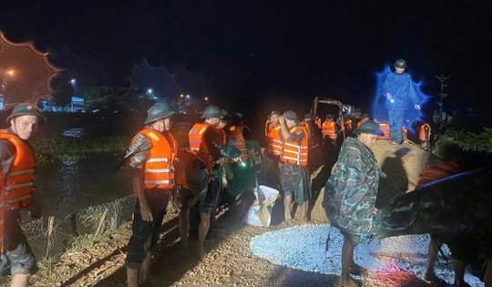 Hơn 300 người xuyên đêm gia cố đê sông Tam Điệp