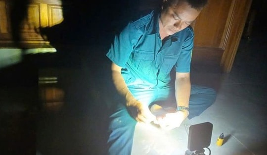 Buộc dây quanh người, Chỉ huy quân sự xã lao vào lũ cứu 5 người dân