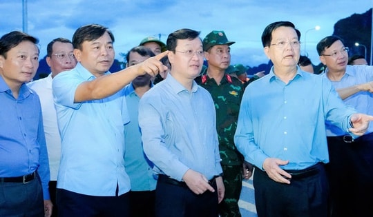 Phó Thủ tướng Mai Văn Chính trực tiếp kiểm tra công tác khắc phục hậu quả mưa lũ tại Nghệ An