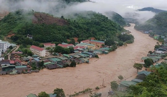Nước ở trung và hạ lưu sông Cả đang lên, người dân Nghệ An tiếp tục chạy lũ