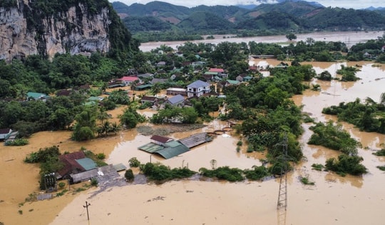 Lụt tới nóc nhà, nhiều điểm ở Nghệ An bị cô lập, chia cắt