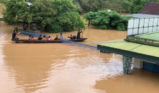 Lũ ùn ùn đổ về trong đêm, y bác sĩ khẩn cấp sơ tán bệnh nhân bằng thuyền