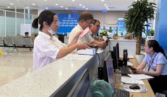 Hà Nội khuyến khích nộp hồ sơ trực tuyến để chặn 'cò mồi' làm giấy tờ