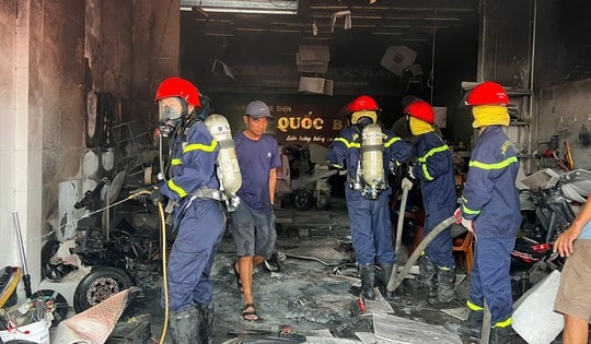 Cháy cửa hàng xe máy điện ở Huế, khói đen nghi ngút