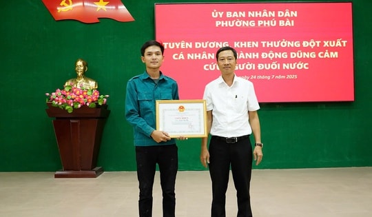 Khen thưởng thanh niên dũng cảm cứu người đuối nước ở Huế