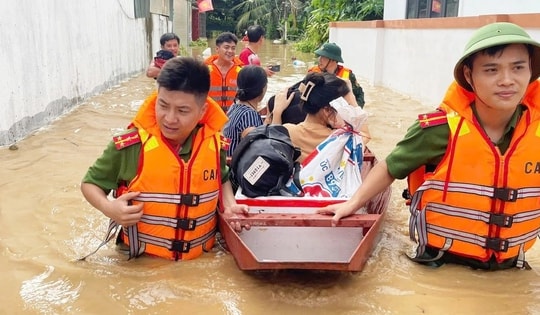 Nước sông Lam tiếp tục dâng cao, người dân vùng hạ du tất tả chạy lũ