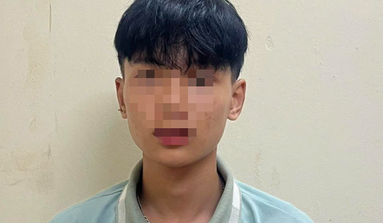 Nghi phạm15 tuổi uống rượu, vung dao chém người