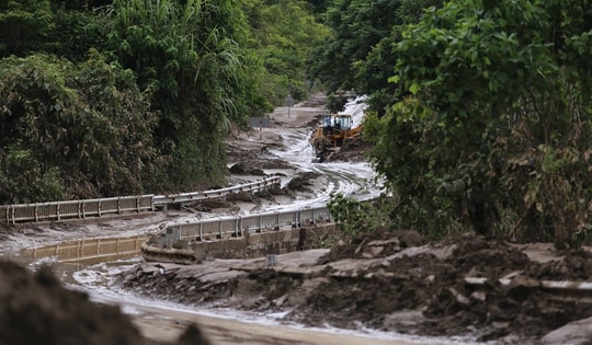 Xuyên đêm thông tuyến Quốc lộ 7 lên các xã vùng cao Nghệ An