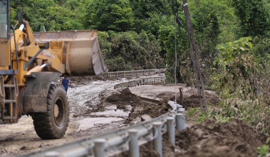Người dân oằn mình vơt vát chút tài sản trong bùn đất sau lũ