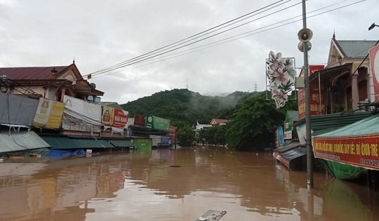 Cảnh báo lũ trên sông ở Yên Bái và Nghệ An đang lên nhanh, ngập lụt kéo dài