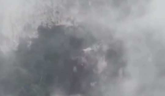 Video kinh hoàng đá núi ầm ầm trút xuống cánh rừng luồng