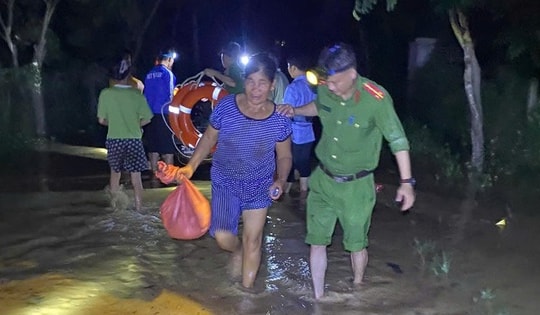 Lũ tràn xuống hạ du, hàng nghìn người trắng đêm chạy lũ