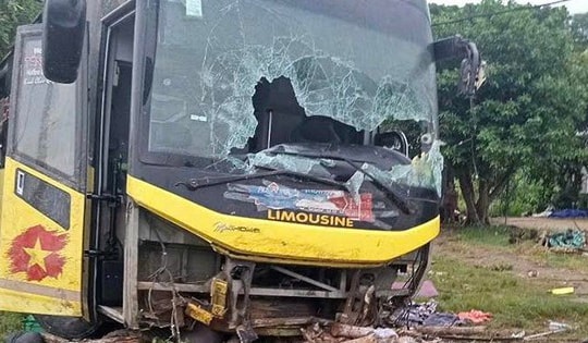 Giây phút xe khách lật kinh hoàng: Nhiều tiếng la hét, kêu cứu, có người bị hất văng ra ngoài