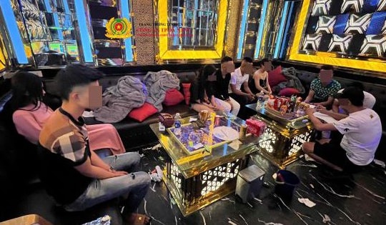 Nhóm nam nữ 'bay lắc' bằng ma túy tại 2 quán karaoke