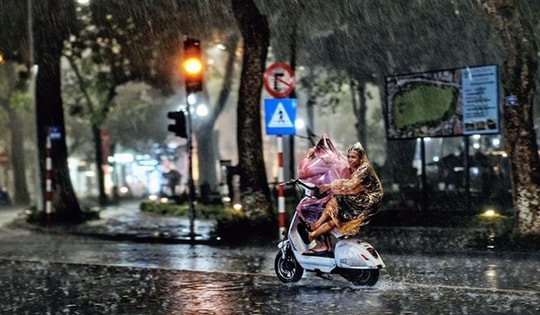 Hà Nội mưa dông trước khi bước vào nắng nóng diện rộng