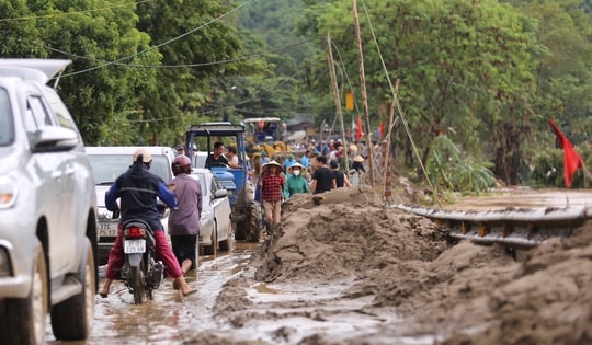 Cận cảnh trục giao thông huyết mạch Quốc lộ 7 tan hoang sau lũ