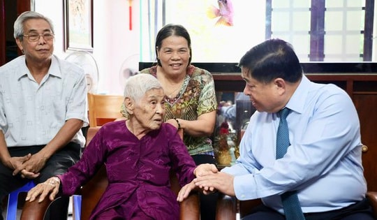 Phó Thủ tướng thăm, tặng quà Mẹ Việt Nam anh hùng, gia đình chính sách ở Khánh Hòa