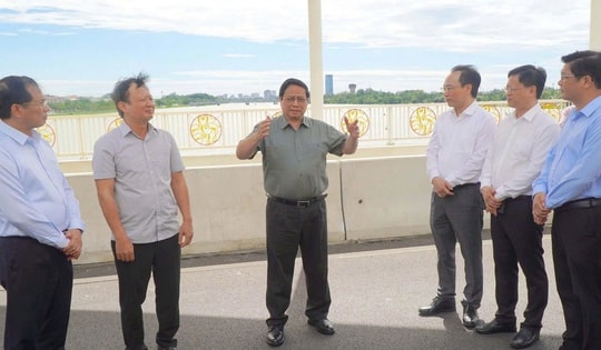 Thủ tướng thăm cây cầu mới bắc qua sông Hương và dự án nhà ở xã hội tại Huế