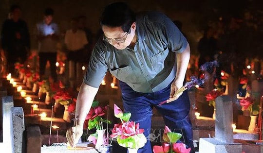 Thủ tướng Phạm Minh Chính dự Lễ thắp nến tri ân các Anh hùng liệt sĩ tại Nghĩa trang Trường Sơn