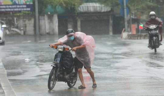 Miền Bắc mưa dông rải rác trước khi nắng nóng gay gắt