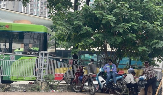 Hà Nội: Vỉa hè nơi cô gái bị người bán trà đá xua đuổi giờ ra sao?