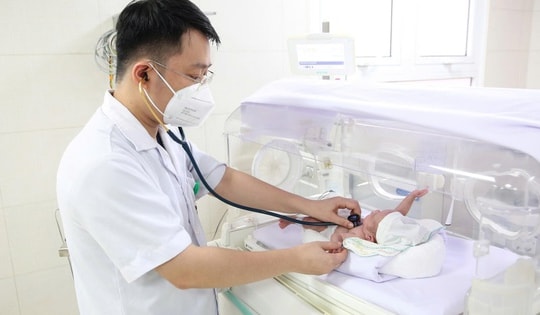 Hành trình 103 ngày cứu em bé sinh cực non của y bác sĩ tuyến dưới