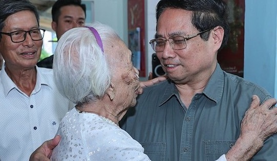 Thủ tướng thăm Mẹ Việt Nam anh hùng, dâng hương tại Thành cổ Quảng Trị và Nghĩa trang Đường 9