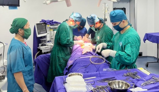 Bác sĩ tuyến đảo xuyên đêm giành sự sống cho bệnh nhân sốc đa chấn thương.